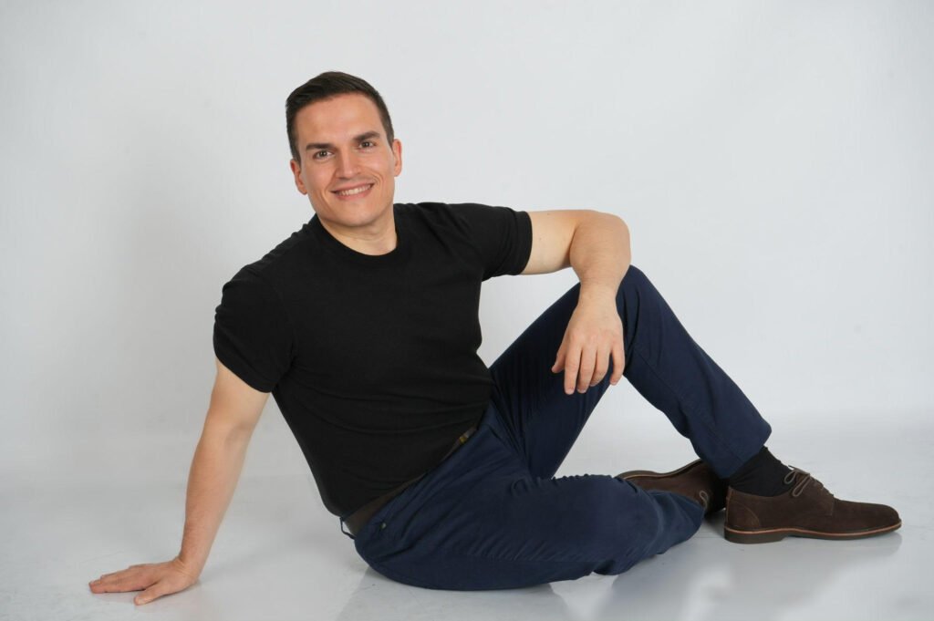 Foto de Gabriel Blanch sentado en el suelo, sonriendo